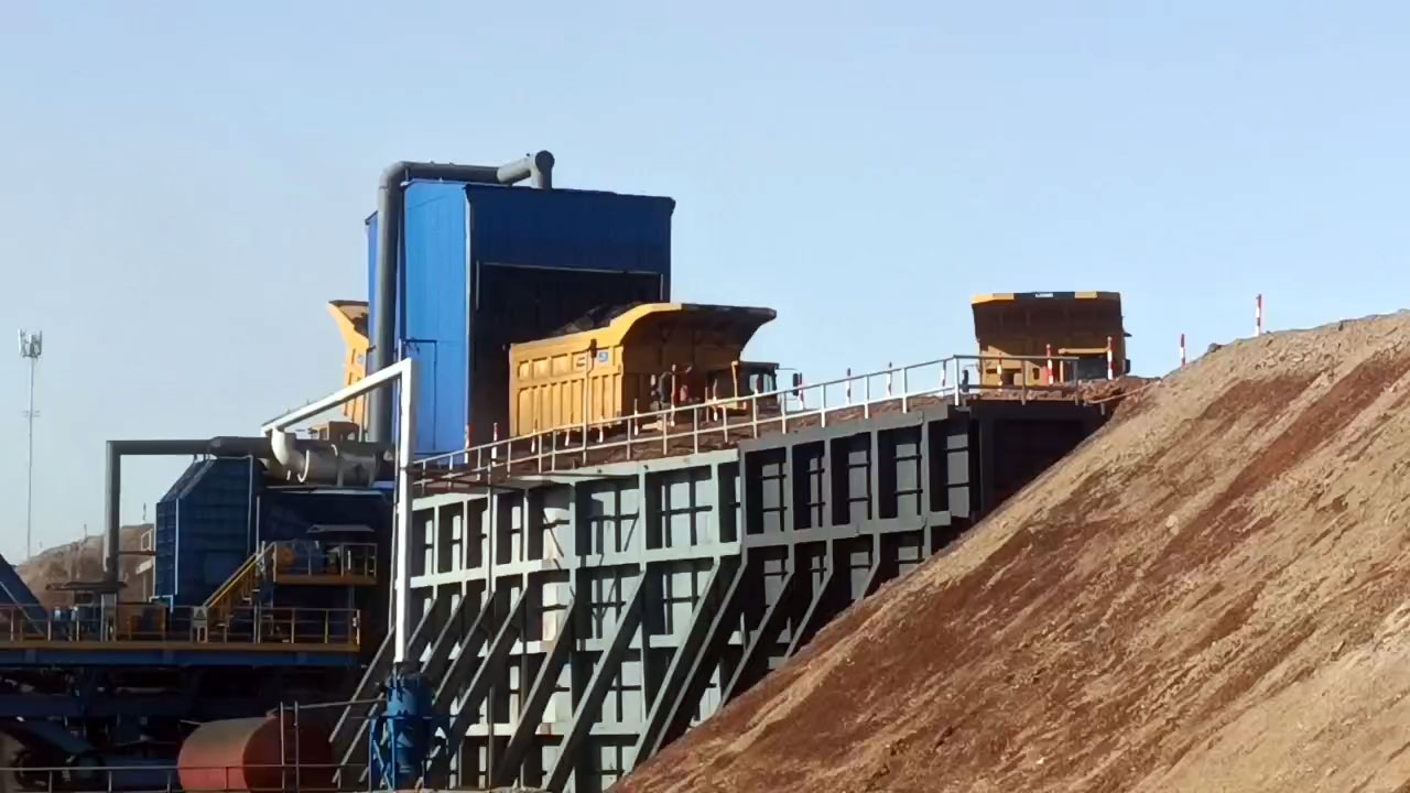 國家能源集團(tuán)新疆礦業(yè)紅沙泉二礦運(yùn)營現(xiàn)場(chǎng)