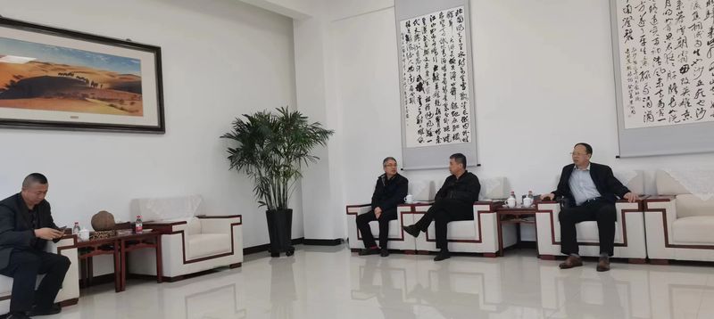 公司與哈密市政府領(lǐng)導(dǎo)洽談公司新疆發(fā)展思路，加大助力新疆能源發(fā)展！